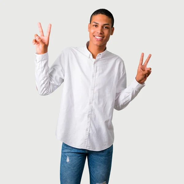 Junger Afrikanisch Amerikanischer Mann Lächelt Und Zeigt Mit Beiden Händen — Stockfoto