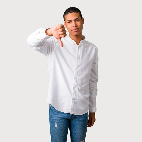 Başparmak Aşağı Negatif Ifade Işaretiyle Gösterilen Genç Afro Amerikan Adam — Stok fotoğraf
