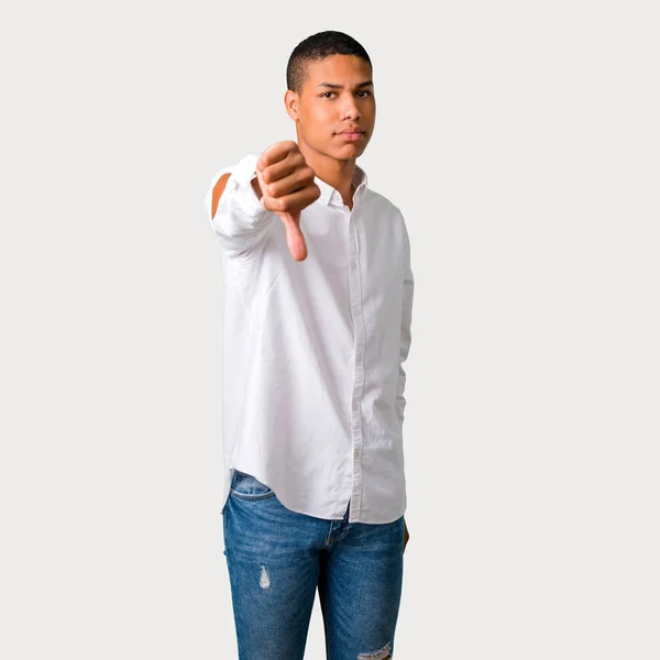 Joven Hombre Afroamericano Mostrando Pulgar Hacia Abajo Signo Con Expresión — Foto de Stock