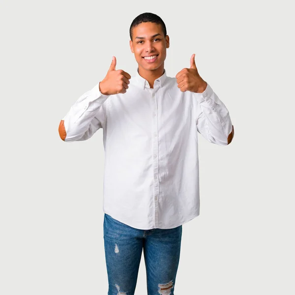 Giovane Uomo Afroamericano Dando Pollice Gesto Sorridente Perché Avuto Successo — Foto Stock
