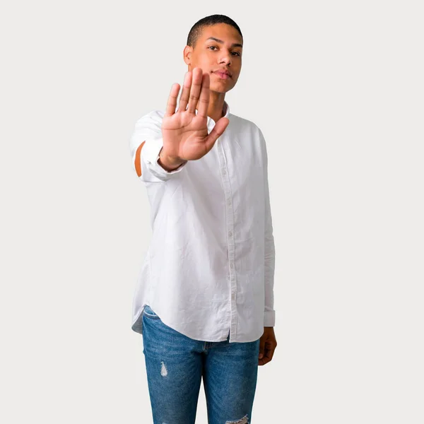 Jovem Afro Americano Homem Fazendo Parar Gesto Com Mão Negando — Fotografia de Stock