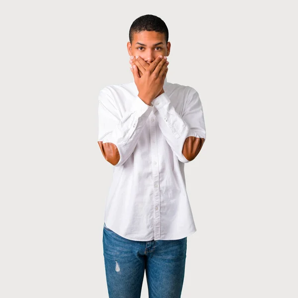 Jovem Afro Americano Tapar Boca Com Duas Mãos Por Dizer — Fotografia de Stock