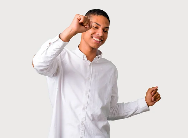 Joven Afroamericano Disfruta Bailando Mientras Escucha Música Una Fiesta Sobre — Foto de Stock