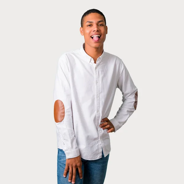 Junger Afrikanisch Amerikanischer Mann Zeigt Zunge Die Kamera Mit Lustigem — Stockfoto