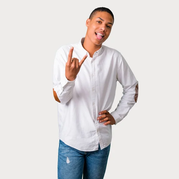 Joven Afroamericano Hombre Mostrando Lengua Cámara Teniendo Mirada Divertida Sacando — Foto de Stock