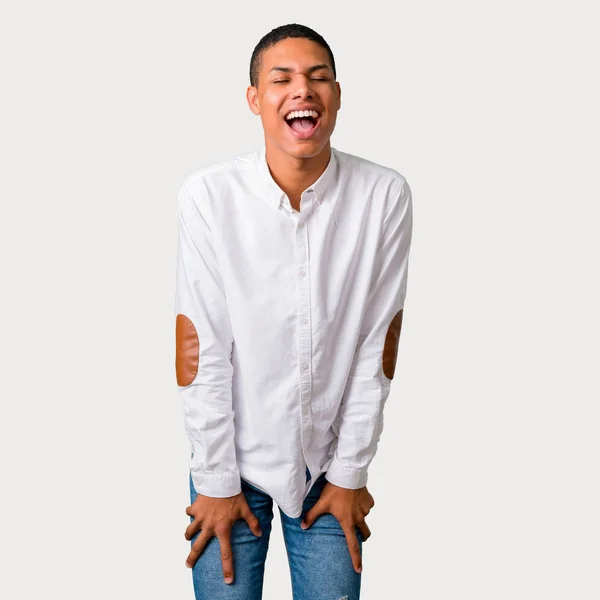 年轻的非洲裔美国男子喊到前面的嘴宽开放灰色背景 — 图库照片