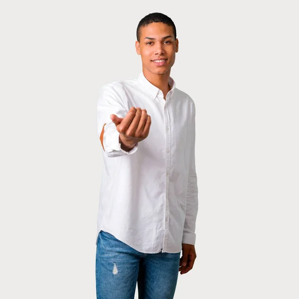 Junger Afrikanisch Amerikanischer Mann Präsentiert Und Lädt Ein Mit Der — Stockfoto