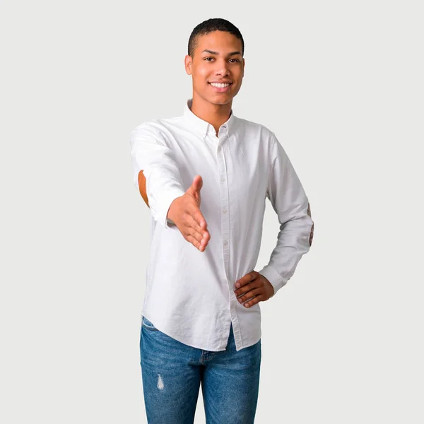 Junger Afrikanisch Amerikanischer Mann Beim Händeschütteln Für Den Abschluss Eines — Stockfoto