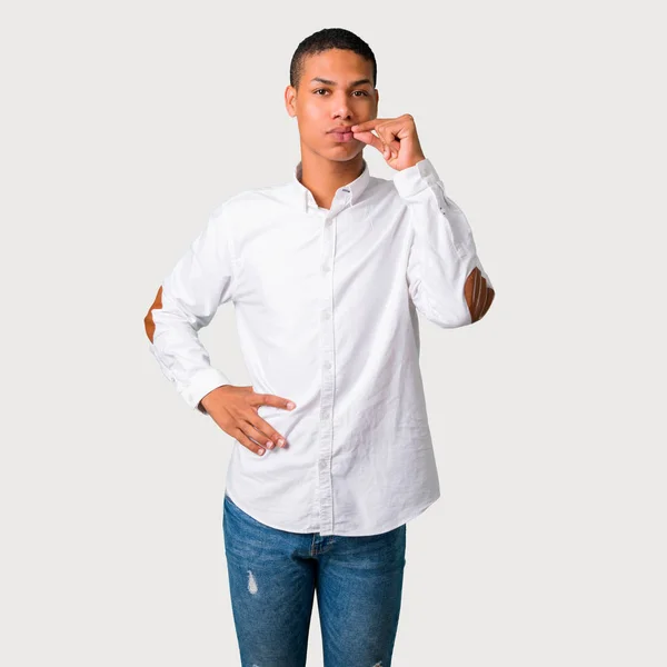 Junger Afrikanisch Amerikanischer Mann Zeigt Ein Zeichen Des Mundschließens Und — Stockfoto