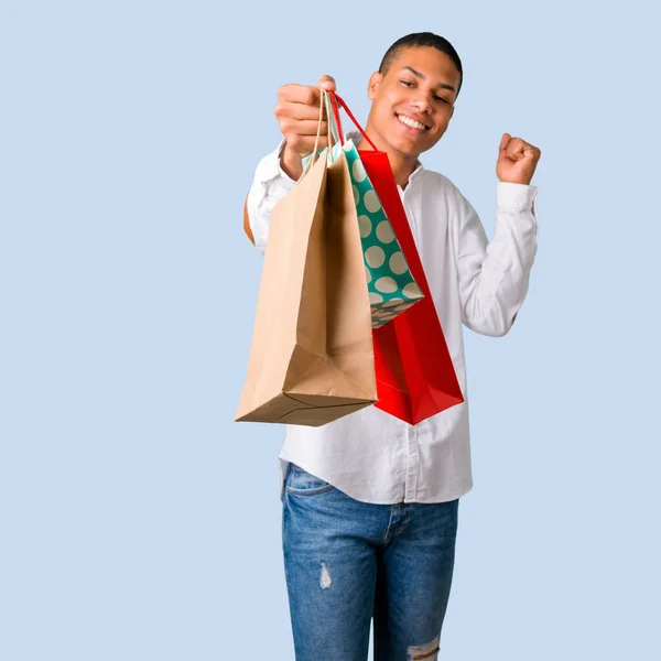 Młody Człowiek African American Białą Koszulę Posiadający Wiele Torby Zakupy — Zdjęcie stockowe