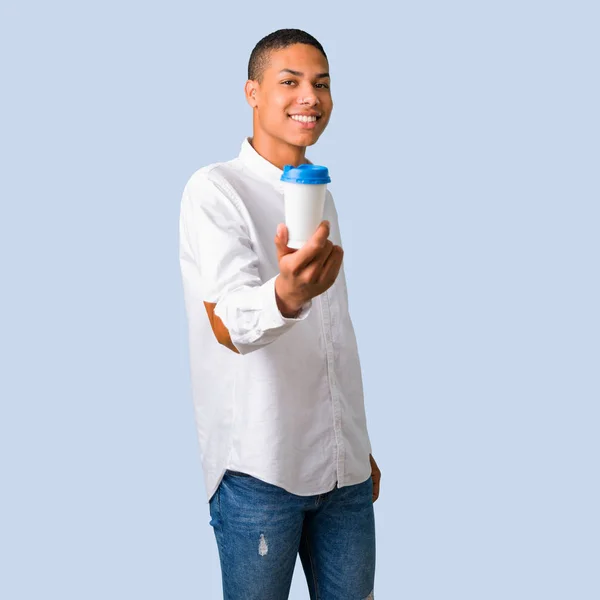 Unga Afroamerikanska Man Med Vit Skjorta Holding Hett Kaffe Takeaway — Stockfoto