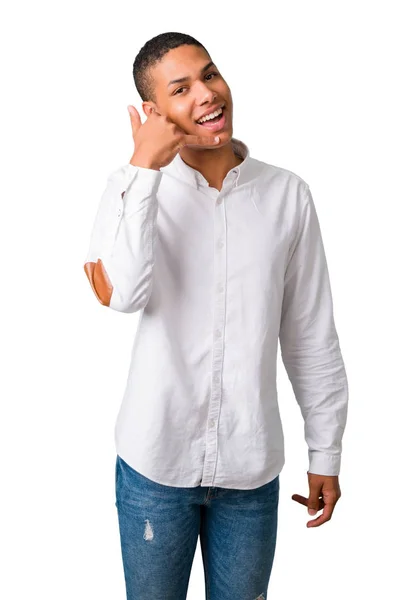 年轻的非洲裔美国男子与白色衬衫做电话手势 并与某人说话 在独立的白色背景上给我回电签名 — 图库照片