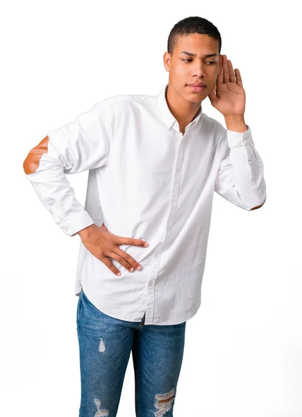 Jovem Afro Americano Com Camisa Branca Ouvindo Algo Colocando Mão — Fotografia de Stock
