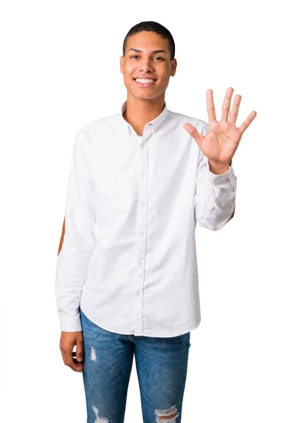 Jovem Afro Americano Com Camisa Branca Contando Cinco Dedos Sobre — Fotografia de Stock