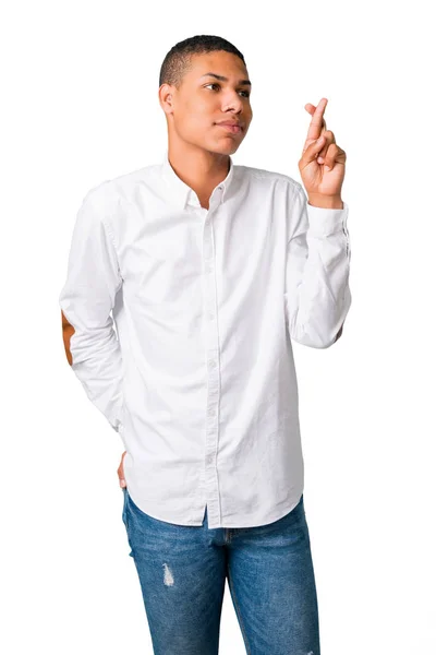 年轻的非洲裔美国人与手指交叉和希望最好的白色衬衫 许个愿 在孤立的白色背景上 — 图库照片
