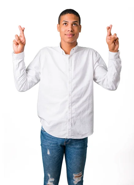 Jovem Afro Americano Com Camisa Branca Com Dedos Cruzando Desejando — Fotografia de Stock