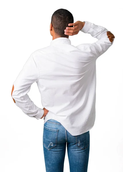 Jonge Afro Amerikaanse Man Met Wit Overhemd Terug Positie Terugkijkend — Stockfoto