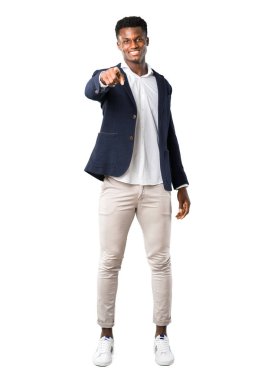 Afro-Amerikan yakışıklı bir ceket tam vücut parmak seni beyaz zemin üzerine işaret