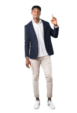 Tam vücut yakışıklı Afro-Amerikan adamın üzerinde duran ve beyaz arka plan üzerinde bir fikir düşünce bir ceket