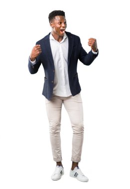 Tam vücut yakışıklı Afro-Amerikan adamın beyaz arka plan üzerinde bir zafer kutluyor bir ceket