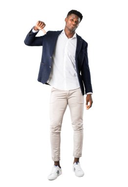 Tam vücut yakışıklı Afro-Amerikan adamın parmak işareti negatif ifade ile aşağı beyaz arka plan üzerinde gösterilen bir ceket