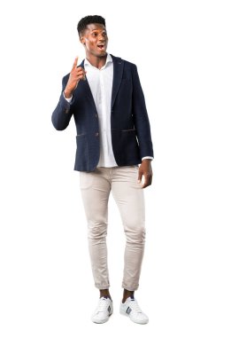 Afro-Amerikan yakışıklı bir niyetiyle ceket giyen tam vücut çözüm beyaz arka plan üzerinde gerçekleştirmektedir.