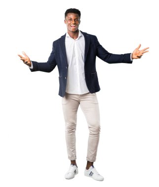 Bir ceket kibirli ve kendini beğenmiş yakışıklı Afro-Amerikan adamın tam vücut kendini beyaz zemin üzerine kavram seviyorum