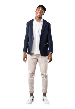 Tam vücut yakışıklı Afro-Amerikan adamın komik göz beyaz arka plan üzerinde olan kamera dil gösterilen bir ceket