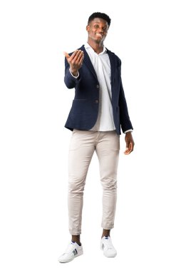 Tam vücut yakışıklı Afro-Amerikan adamın bir ceket sunulması ve beyaz zemin üzerine gelmek için davet