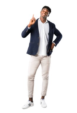 Tam vücut yakışıklı Afro-Amerikan adamın beyaz arka plan üzerinde bir numara işareti sayma bir ceket