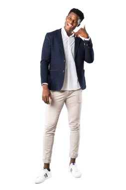 Tam vücut yakışıklı Afro-Amerikan adamın telefon jest yapma ve biriyle konuşan bir ceket giyiyor. Bana beyaz arka plan üzerinde arka işareti de