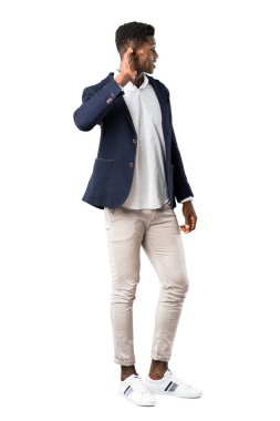 Tam vücut yakışıklı Afrikalı-Amerikalı adam için bir şey kulak beyaz zemin üzerine elini koyarak dinleme bir ceket