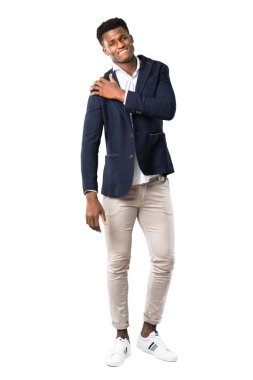 Tam vücut yakışıklı Afro-Amerikan adamın için bir çaba beyaz arka plan üzerinde yapılmış olan omuz ağrısı muzdarip bir ceket