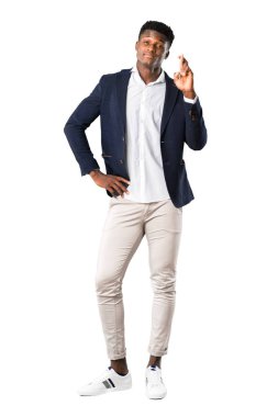 Tam vücut yakışıklı Afro-Amerikan adamın en iyi dilek ve geçiş parmakları ile bir ceket giyiyor. Bir dilek yapma. Beyaz arka plan üzerinde