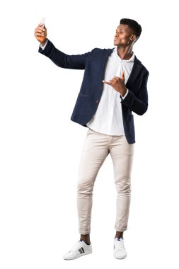 Tam vücut yakışıklı Afro-Amerikan adamın beyaz arka plan üzerinde bir selfie yapmak bir ceket