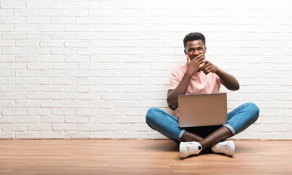 Hombre Afroamericano Sentado Suelo Con Portátil Apuntando Con Dedo Alguien — Foto de Stock