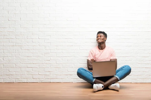 Afro Americano Sentado Chão Com Seu Laptop Olhando Para Cima — Fotografia de Stock