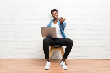 Afro Amerikalı adam sunulması ve gelmek davet onun laptop ile çalışma