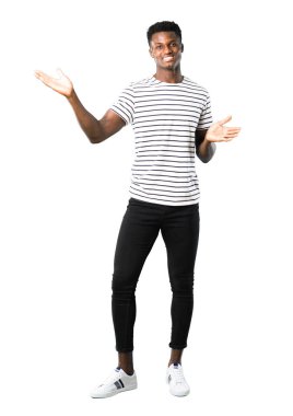 Karanlık tam vücut ile çizgili gömlek beyaz arka plan üzerinde tatlı bir ifade ile gülümseyen adam derili