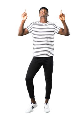 Karanlık tam vücut ile işaret parmağı ile harika bir fikir ve beyaz arka plan üzerinde ararken çizgili gömlekli adam derili