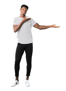 Karanlık tam vücut ile sunulması ve beyaz zemin üzerine gelmek için davet çizgili gömlekli adam derili