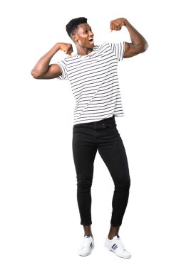 Karanlık tam vücut ile kazanan pozisyon beyaz arka plan üzerinde bir zaferini kutluyor çizgili gömlekli adam derili