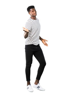 Karanlık tam vücut çizgili gömlekli kibirli ve kendini beğenmiş aşık olan adam kavramı beyaz arka plan üzerinde kendiniz derisi yüzülmüş