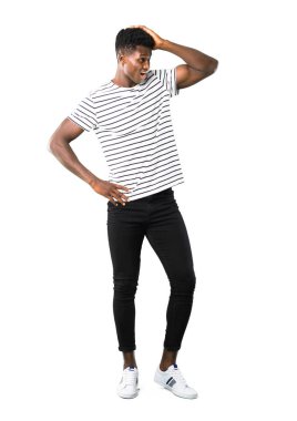 Tam vücut derili karanlık çizgili gömlekli adam bir şeyin farkına vardım ve beyaz arka plan üzerinde çözüm isteyen vardır