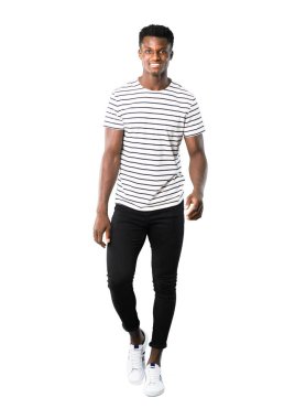 Karanlık tam vücut yürüme çizgili gömlekli adam derili. Hareket jest. Beyaz arka plan üzerinde