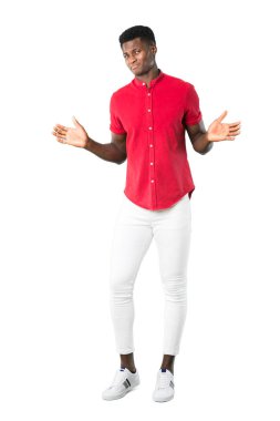 Afrika kökenli Amerikalı gencin şüpheleri vücut tam ve karıştırmayın yüzü ile yükseltme sırasında ifade eller ve beyaz arka plan üzerinde belirsiz kavram omuzlar