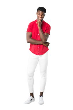 Gülümseyen ve öne doğru emin yüz ile beyaz arka plan üzerinde seyir Afrikalı-Amerikalı gencin tam vücut