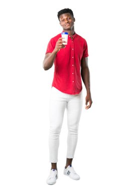 Afrika kökenli Amerikalı gencin sıcak kahve paket servisi olan restoran kağıt bardak beyaz arka planda tutan tam vücut