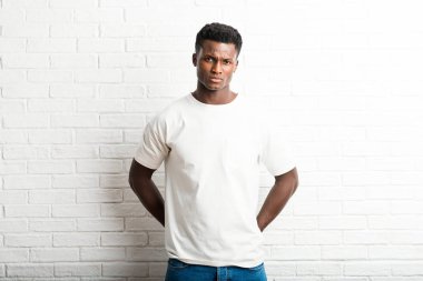 Yakışıklı koyu tenli adam poz