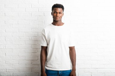 Yakışıklı koyu tenli adam poz